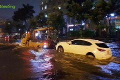 Mưa bão số 9: đường Sài Gòn hóa thành "sông", ô tô chết máy la liệt