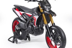 Yamaha WR450F được cải tiến hoàn toàn để tạo thành một supermoto với những phụ tùng "khủng"