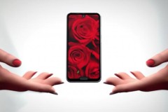 Sharp R2 Compact với 1 màn hình, vừa có giọt nước và vừa có tai thỏ