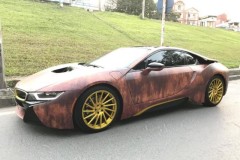 Siêu xe BMW i8 thu hút sự chú ý khi bỗng biến thành "cục sắt gỉ"