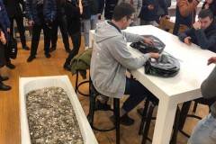 Một nhóm thanh niên mang một bồn tắm đựng đầy tiền xu đến mua iPhone