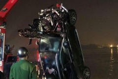 Thông tin mới nhất vụ chiếc xe Mercedes - GLC 300 lao xuống sông Hồng