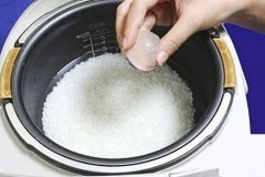 Thử bỏ 2 viên đá vào nồi cơm điện, bạn sẽ nhận được kết quả bất ngờ