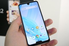 Trên tay Sharp Aquos R2 compact: Smartphone nốt ruồi và thêm cái cằm chẻ bên dưới