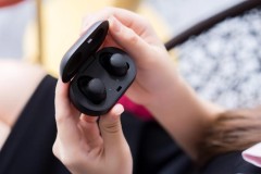 Mở hộp và trên tay tai nghe bluetooth Samsung Gear IconX 2018