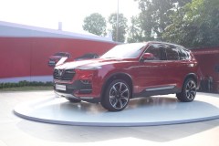 Soi nhanh VinFast Lux SA2.0 giá từ 1,250 tỷ đồng