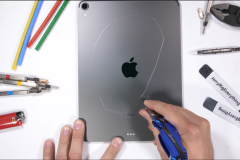 Tra tấn iPad Pro 2018 bằng dao, hơ lửa và bẻ cong: Mỏng manh dễ vỡ