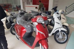 Rất nhiều xe máy điện VinFasr Klara được đưa về đại lý khắp cả nước