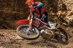 Xem “cào cào” KTM 690 Enduro R 2019 vượt qua mọi trở ngại
