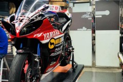 Yamaha R1 sặc sỡ với dàn trang bị đường đua