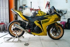 Yamaha R3 gây chú ý với phong cách Vàng Chrome