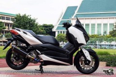 Yamaha X-Max300 khoe dáng đẹp mê ly bên sân vận động
