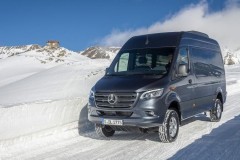Xe van Mercedes Sprinter thế hệ mới có thể vượt qua mọi địa hình khó khăn