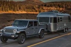 Bán tải Jeep Gladiator 2020 có khả năng vượt địa hình ấn tượng và chịu tải tốt