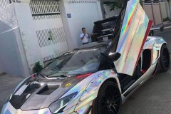 Lamborghini Aventador Liberty Walk được khoác lớp decal crôm tán sắc siêu nổi bật