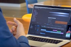 Người dùng phàn nàn sự cố đốm đen trên màn hình iMac do bụi bẩn