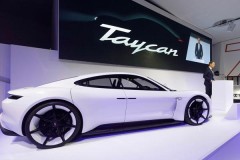 Porsche ra mắt xe điện đi tới 400km nhưng chỉ mất chưa đến 20 phút để sạc điện
