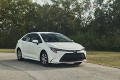 Toyota Corolla Hybrid sedan thế hệ mới có mức tiêu thụ cực thấp