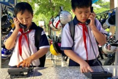 Trường lắp điện thoại bàn để học trò ít dùng di động