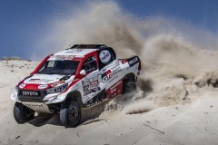 Toyota Hilux được sản xuất khác hoàn toàn xe dân dụng khi tham gia giải đua Dakar