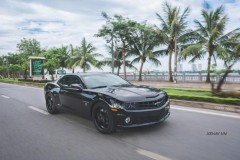 Bộ đôi Camaro SS 2010 và Ford Mustang GT 5.0 Performance Package 2019 thu hút sự chú ý trên phố