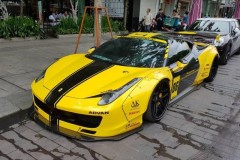 Ferrari 458 Italia độ bodykit Liberty Walk khoác áo vàng nguyên bản vô cùng nổi bật