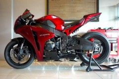 Honda CBR1000RR độ đầy gợi cảm với tone màu Red Candy
