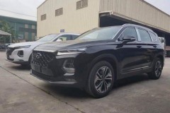 Những chiếc Santa Fe 2018 lắp ráp từ nhà máy ồ ạt về trưng bày tại showroom