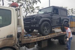 Land Rover Defender 3 cửa đầu tiên trên đường về đại lý