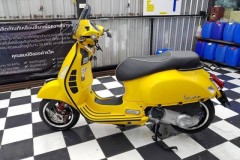 Vespa GTS bản độ cả 'tấn' đồ chơi đến từ xứ chùa vàng