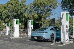 Nước Anh cấm xe sử dụng động cơ đốt trong từ năm 2030