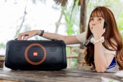 Loa tiệc di động JBL PartyBox On-The-Go: "chất" từ ngoài vào trong, nhiều "đồ chơi", tặng kèm 2 mic,..