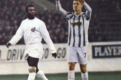 Ảnh kể: ‘Tài năng trẻ’ Ronaldo ghi bàn 20 năm liên tiếp, vượt qua ‘vua bóng đá’ Pele