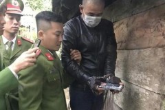 Đang ngủ, cô gái bị gã trai bịt khẩu trang mang dao hiếp dâm, cướp Iphone
