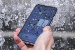 Hệ số chống nước trên iPhone là gì và có ý nghĩa ra sao? Làm gì khi iPhone bị dính nước?