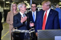 Tim Cook tặng chiếc Mac Pro 2019 "đầu tiên" cho Donald Trump
