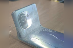 Xuất hiện ảnh Xiaomi Mi 11 bị bẻ cong một góc gần 90 độ