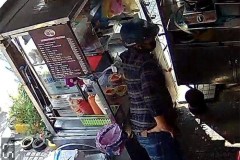 Gã trộm vờ mua hamburger để trộm iPhone ngày mùng 5 Tết