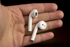 Một người đàn ông đã nuốt một bên tai nghe AirPods của mình khi đang ngủ