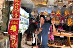 Người Sài Gòn mua ‘ô tô điện, iPhone, iPad’ cúng ông Công, ông Táo