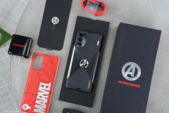 Mở hộp OPPO Reno5 Marvel Edition: bộ phụ kiện chất lừ, nhiều cảm hứng từ BlackWidow, giới hạn 2000 máy