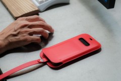 Trên tay Apple Leather Sleeve: bao da dành cho iPhone 12 / iPhone 12 Pro
