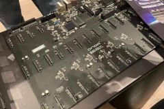 Trung Quốc ra mắt bo mạch chủ 'siêu to khổng lồ' lắp được 32 ổ 14TB cùng lúc