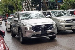 Hyundai Santa Fe 2021 phục vụ chở tiền cho ngân hàng bất ngờ lăn bánh trên phố Hà Nội