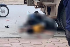 Nam thanh niên uống rượu rồi lái xe tông thẳng vào xe trộn bê tông đang dừng đỗ bên đường
