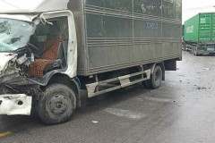 Ô tô tải va chạm xe container tại khúc cua khiến tài xế bị thương nặng tại Hải Dương