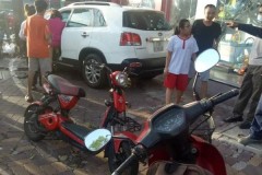 Người phụ nữ lái Kia Sorento đạp nhầm chân ga gây ra vụ tai nạn liên hoàn khiến 3 người bị thương
