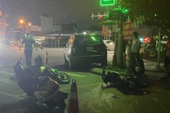Ô tô Kia Carens tông vào 4 chiếc xe máy đang đỗ dừng đèn đỏ khiến 4 người bị thương tại Hải Phòng