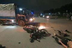 Tông thẳng vào đầu ô tô tải, nam thanh niên đi xe máy bất tỉnh tại chỗ, hiện chưa rõ thương vong