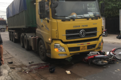 Xe đầu kéo tông trúng xe máy đang qua đường, khiến 1 người tử vong, 1 trẻ em bị thương nặng cấp cứu